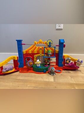 Vintage Fisher-Price Little People Circus Big Tent Playset with 8 Figurines